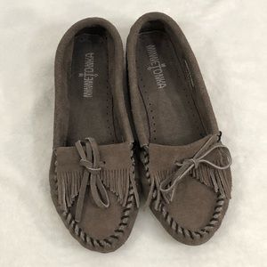 Minnetonka Kilty Hardsole Grey Suede Slip On Moccasins Slippers Shoes Womens 7.5